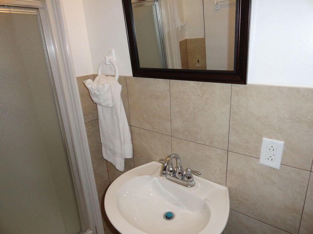 Elm Tree Motel - photo 11