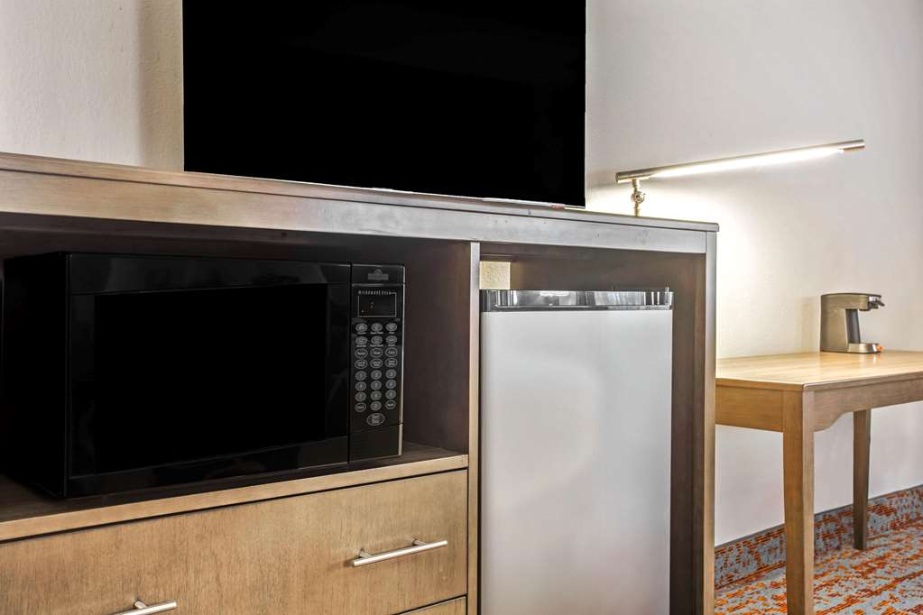 La Quinta Inn & Suites by Wyndham Fort Smith - photo 12