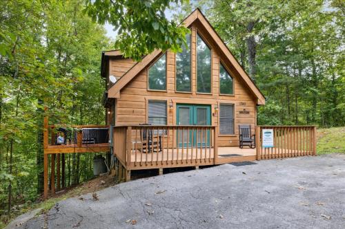 Cozy Rustic A Frame Hot Tub Smoky Oaks in Sevierville, United States