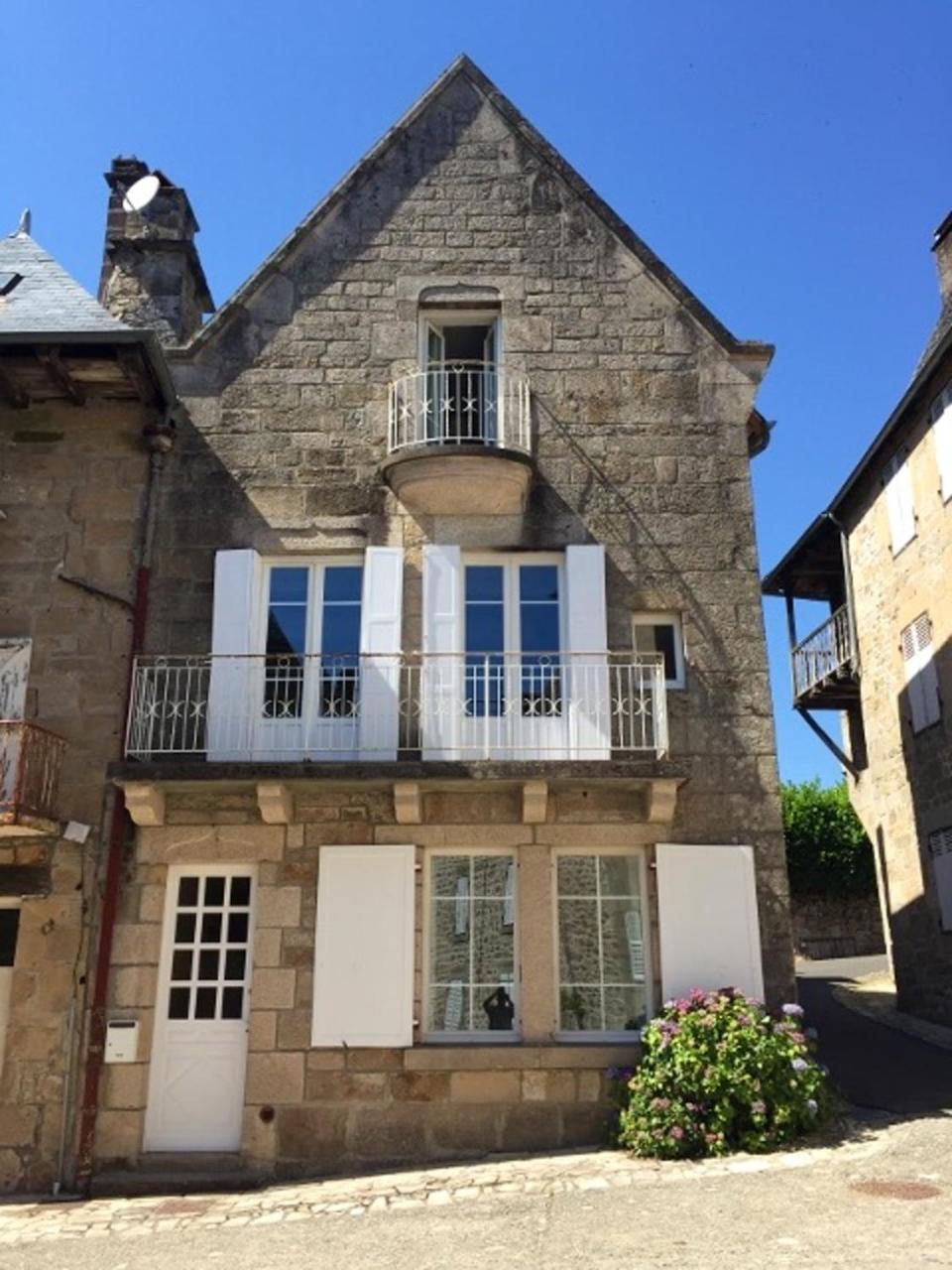 Maison Charmante En Correze Avec Jardin Et Cheminee — 4-Star Luxury Hotel in Correze, France