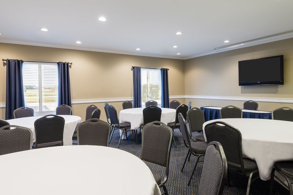 Holiday Inn Express Hotel & Suites New Iberia Avery Island by IHG - photo 36