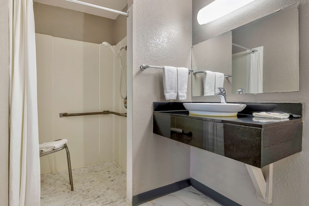 Motel 6 Oshkosh WI - photo 20