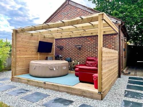 1 Bedroom home with hot tub & private garden — 4-Star Luxury Hotel in Orpington, United Kingdom