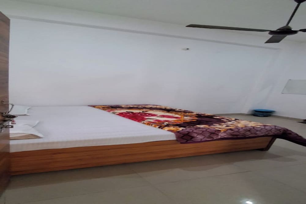 Hotel MeenakshI Palace Kanpur — hotel near Kanpur Airport