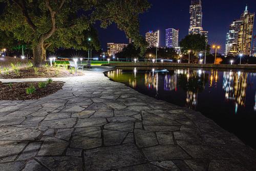 Amazing New Oasis Hot Tub Tvs in Rooms Downtown in Austin, United States