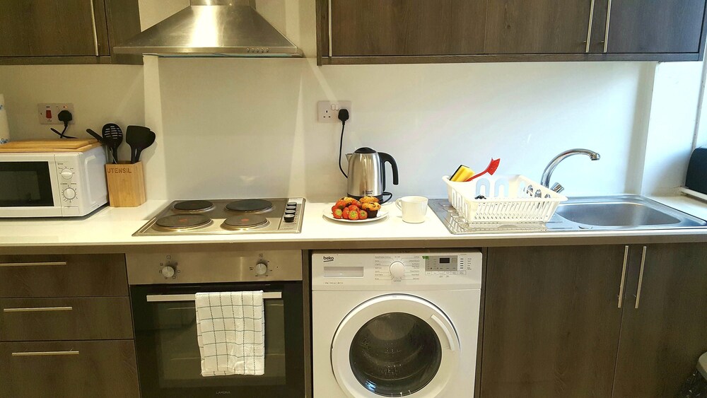 Dragon Wellhall House 2 Bedroom Home 11054790 — Hamilton