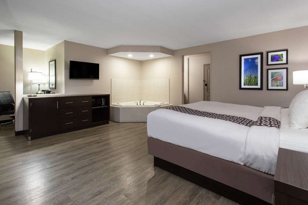 La Quinta Inn & Suites by Wyndham Effingham - photo 31