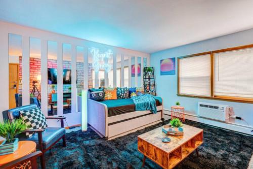 90s Condo Family Friendly — 4-Star Luxury Hotel in Elmwood Park, United States