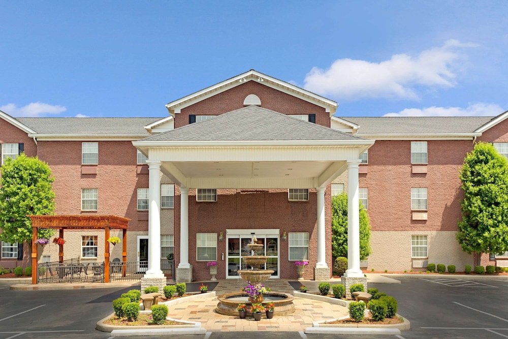 Hawthorn Extended Stay by Wyndham Cincinnati Sharonville - carbon neutral hotel in Sharonville