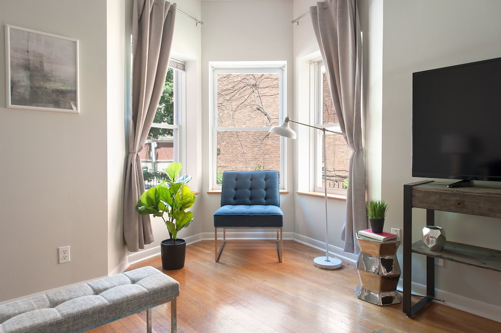 Sophisticated 4BR in Lincoln Park by Sonder - photo 10