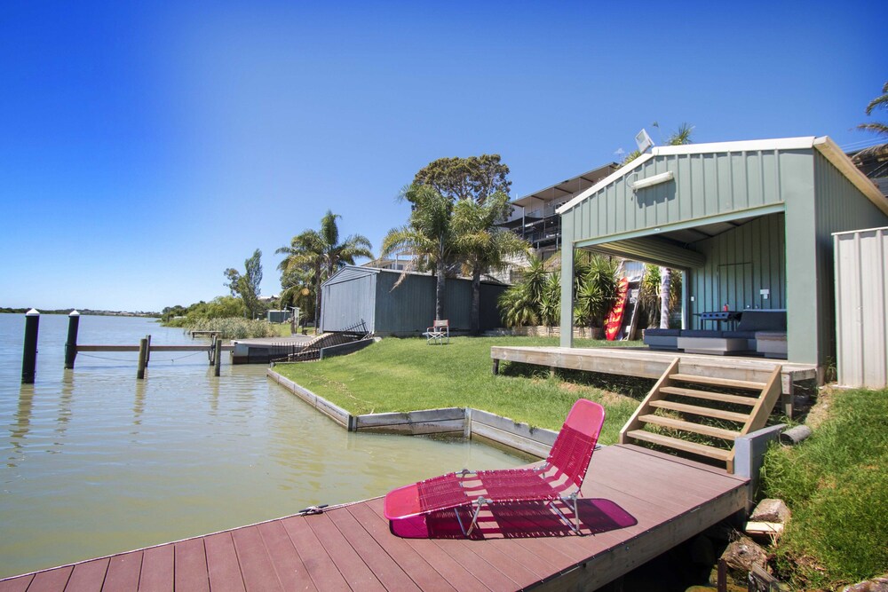 River Life - carbon neutral hotel in Unknown City