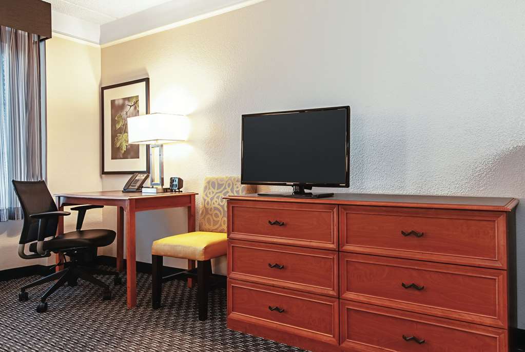 La Quinta Inn & Suites by Wyndham Ontario Airport - photo 35