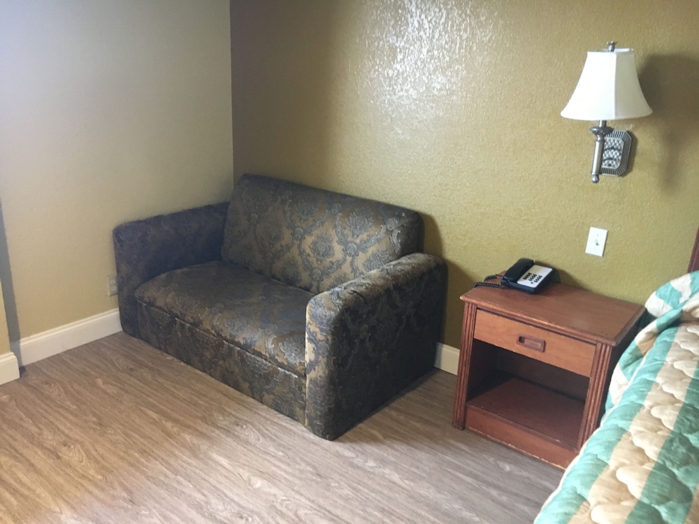Bellflower Travel Inn - photo 16