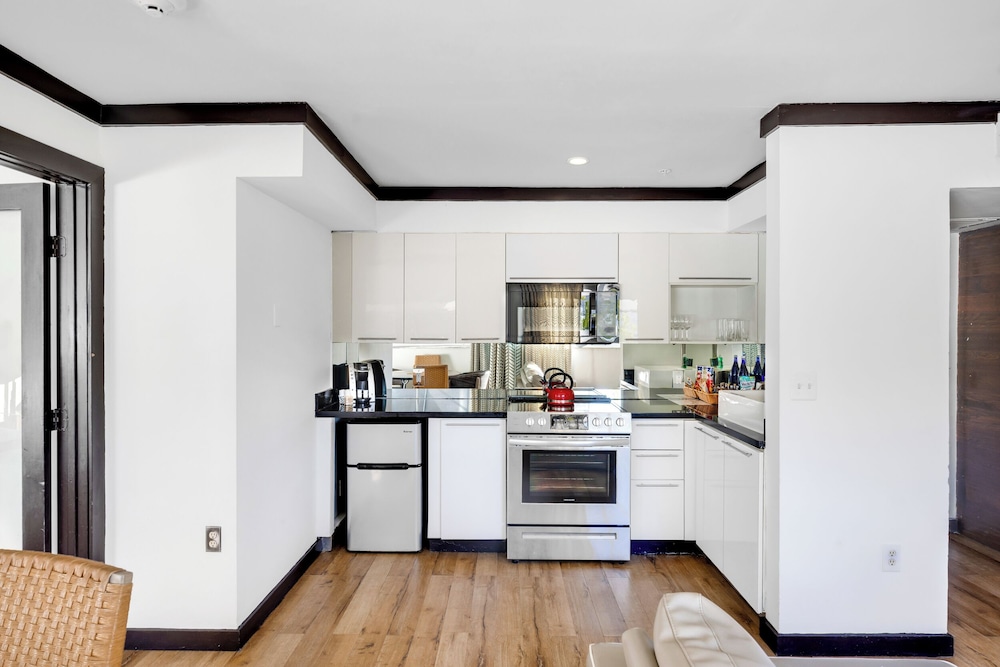 The Shoreline Suites - photo 20