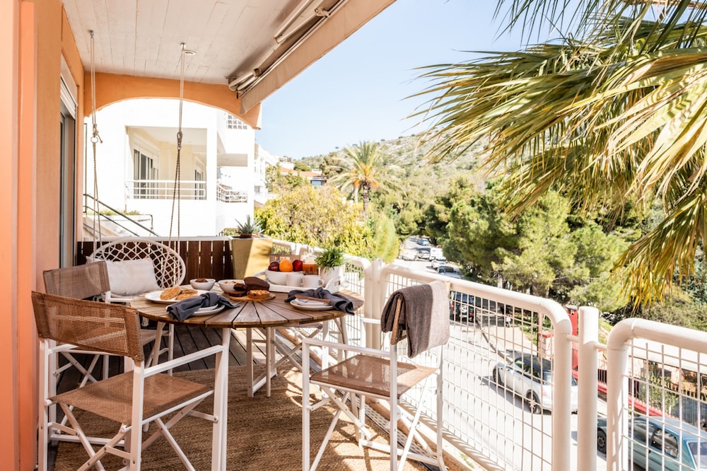2BD Sunny Condo Close to the Beach — 4-Star Luxury Hotel in Athens, Greece