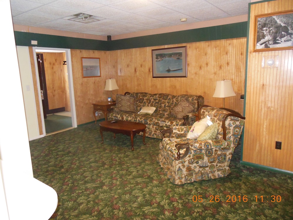 The Evergreen Motel - photo 55
