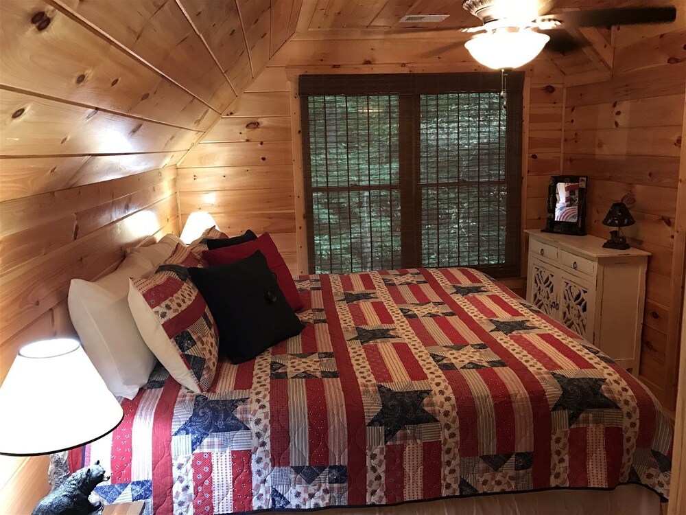 Harleys River Retreat Charming Cabin in Coosawattee River Resort Hot tub Ellijay - photo 2