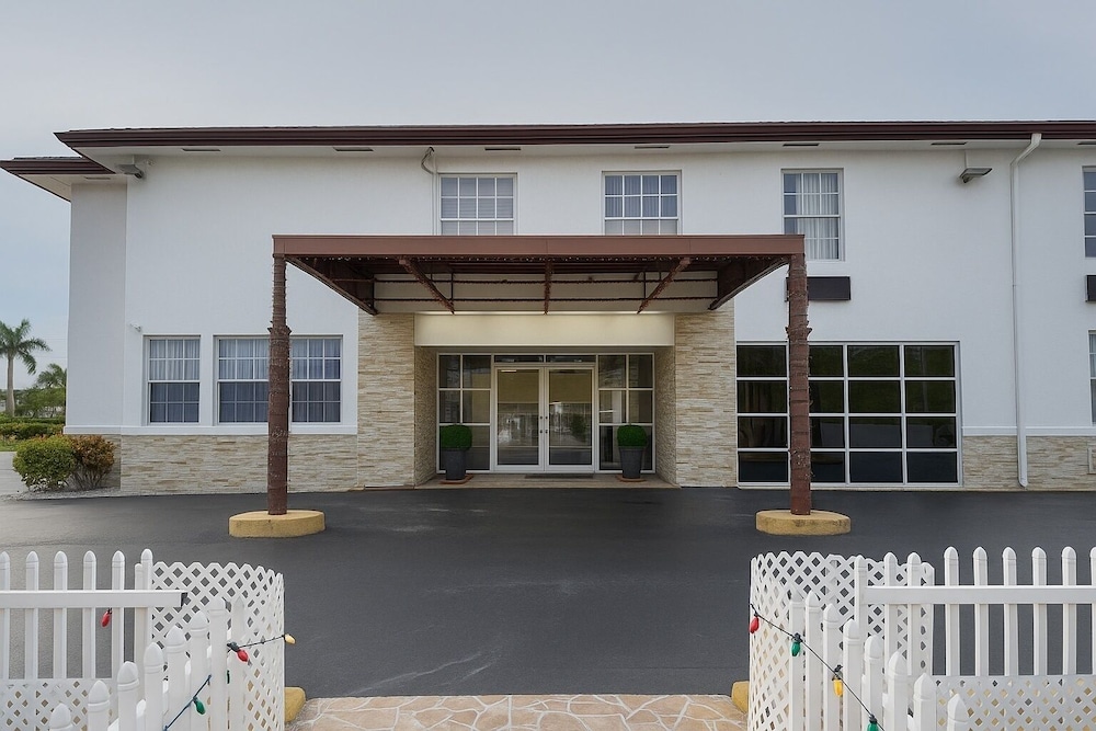 Belmont Inn & Suites - photo 17