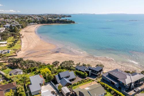 The Hidden Clifftop Gem Ocean view & Beach life — 4-Star Luxury Hotel in Auckland, New Zealand