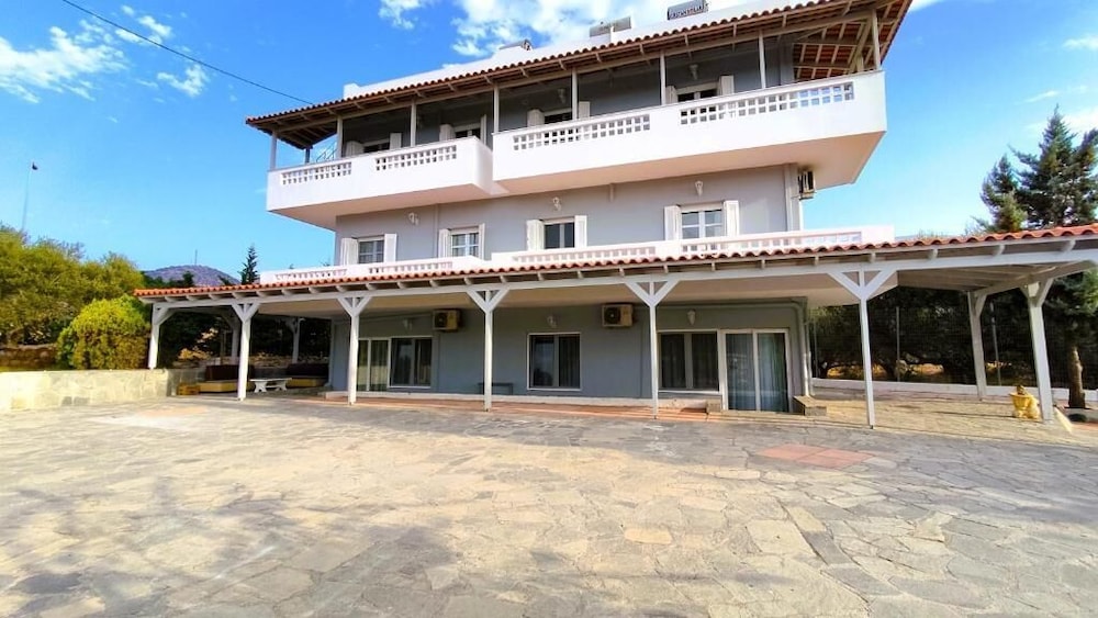 Tarmaros Families & Groups — 4-Star Luxury Hotel in Sision, Greece