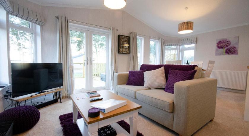Hollicarrs Long Lane Lodge