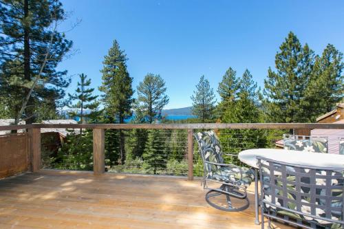 Beaver Lake View by Tahoe Getaways Pet Friendly 3 BR with Hot Tub Wood Fireplace & Close to Skiing — 4-Star Luxury Hotel in Kings Beach, United States