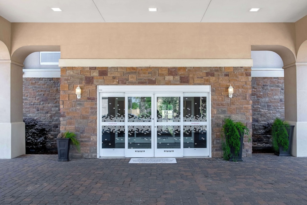 Hampton Inn & Suites Harvey New Orleans West Bank - photo 41