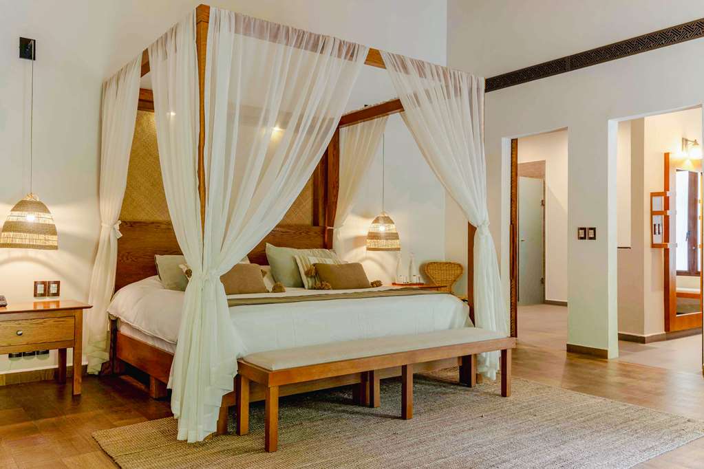 Master suite bedroom