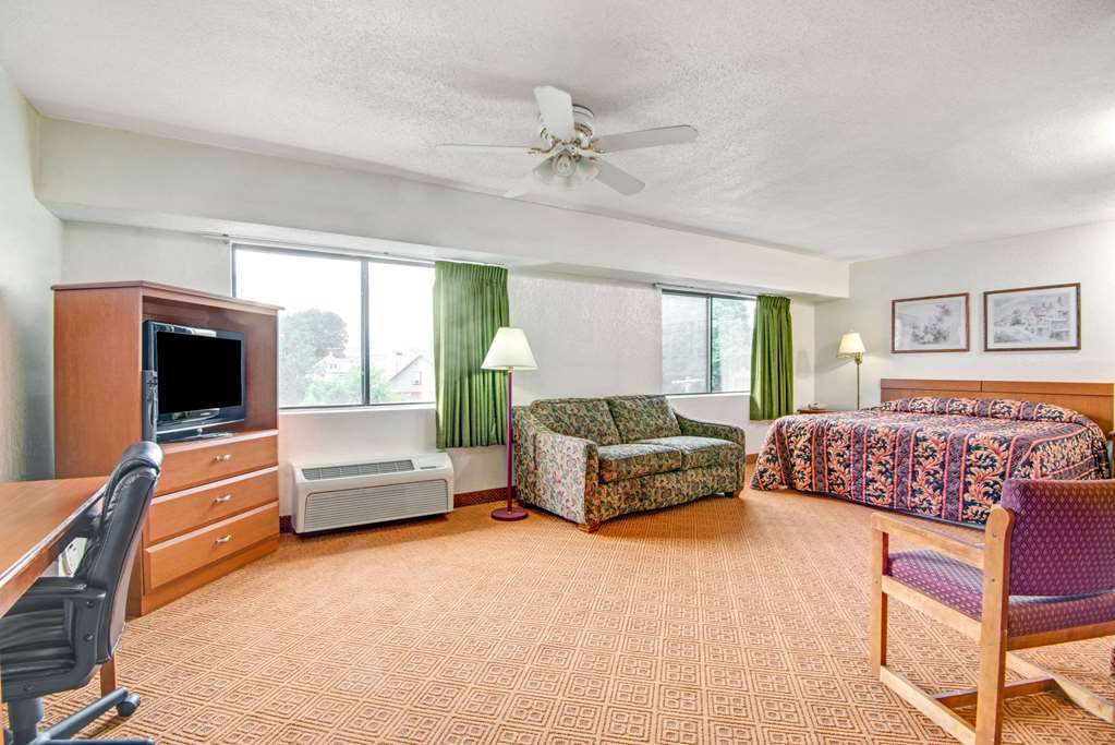 Super 8 by Wyndham Stamford New York City Area - photo 12