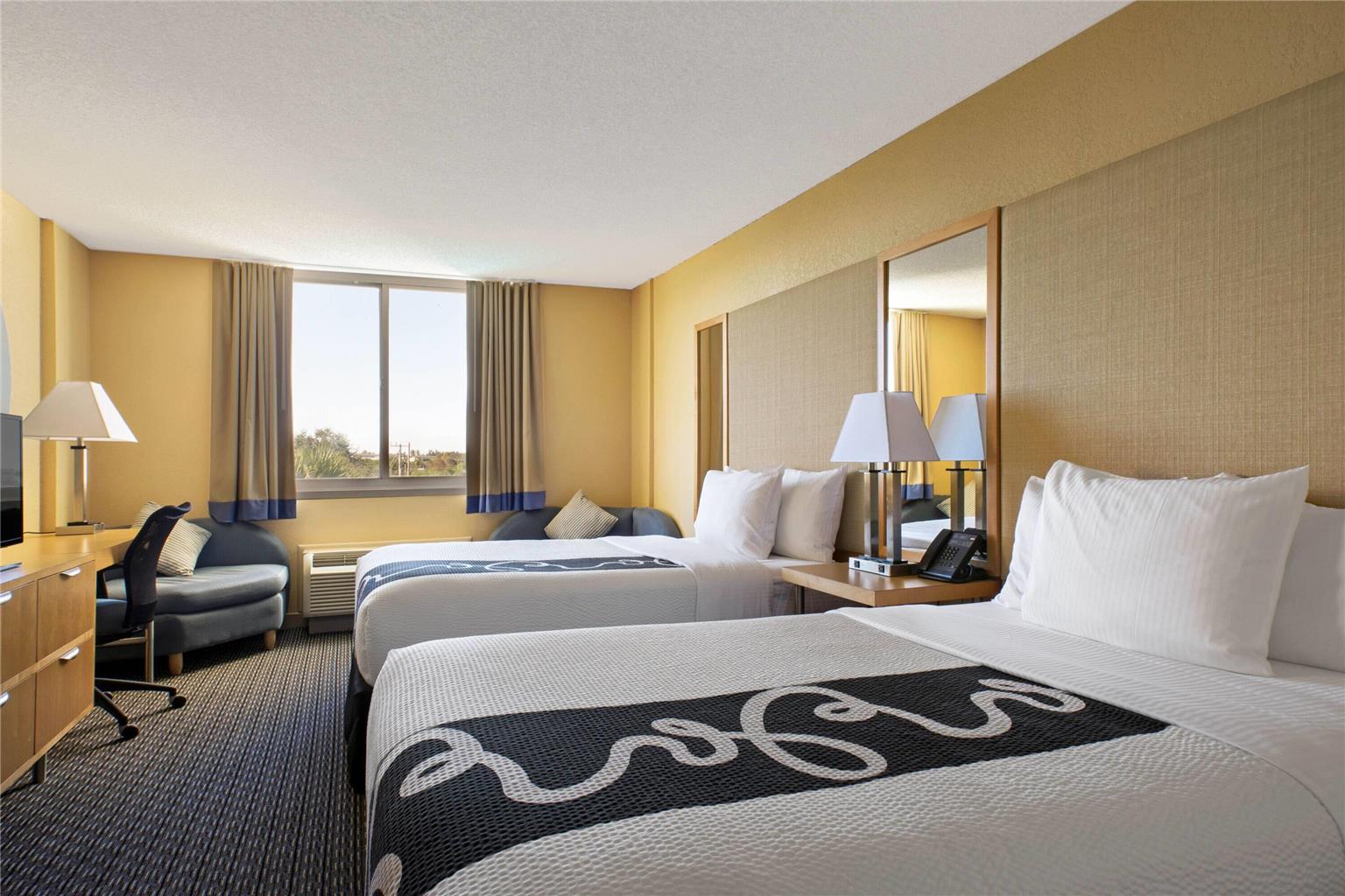 La Quinta Inn & Suites by Wyndham Sunrise - photo 15