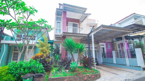 Villa Lima Dara with Balcony Mountain View — 4-Star Luxury Hotel in Batu, Indonesia