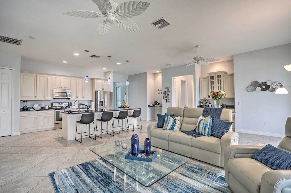 Private Hot Tub Canal Front Home in Cape Coral — 4-Star Luxury Hotel in Cape Coral, United States