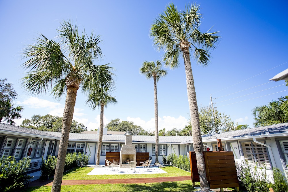 The Hotel Palms Courtyard in Atlantic Beach, United States