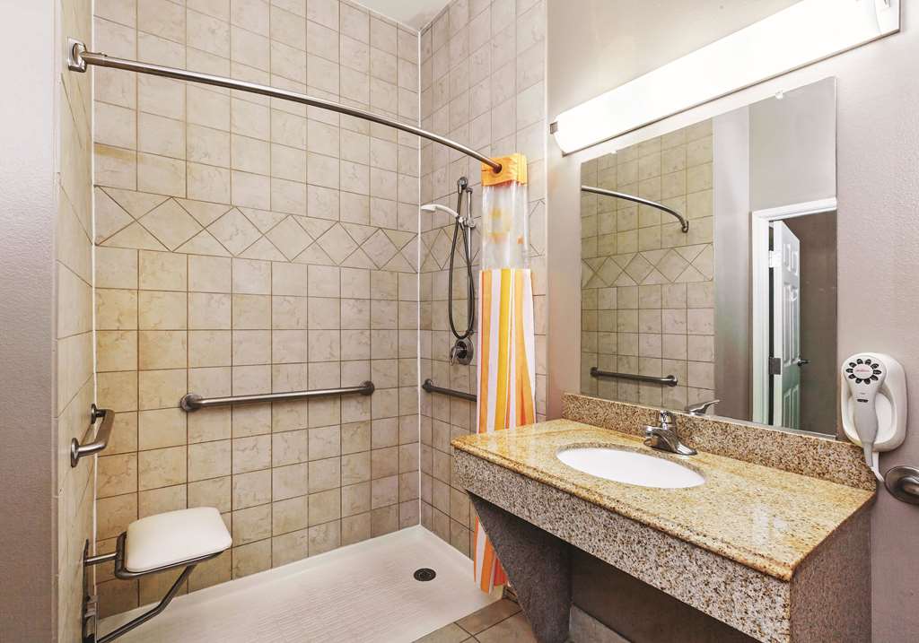 La Quinta Inn & Suites by Wyndham Granbury - photo 17