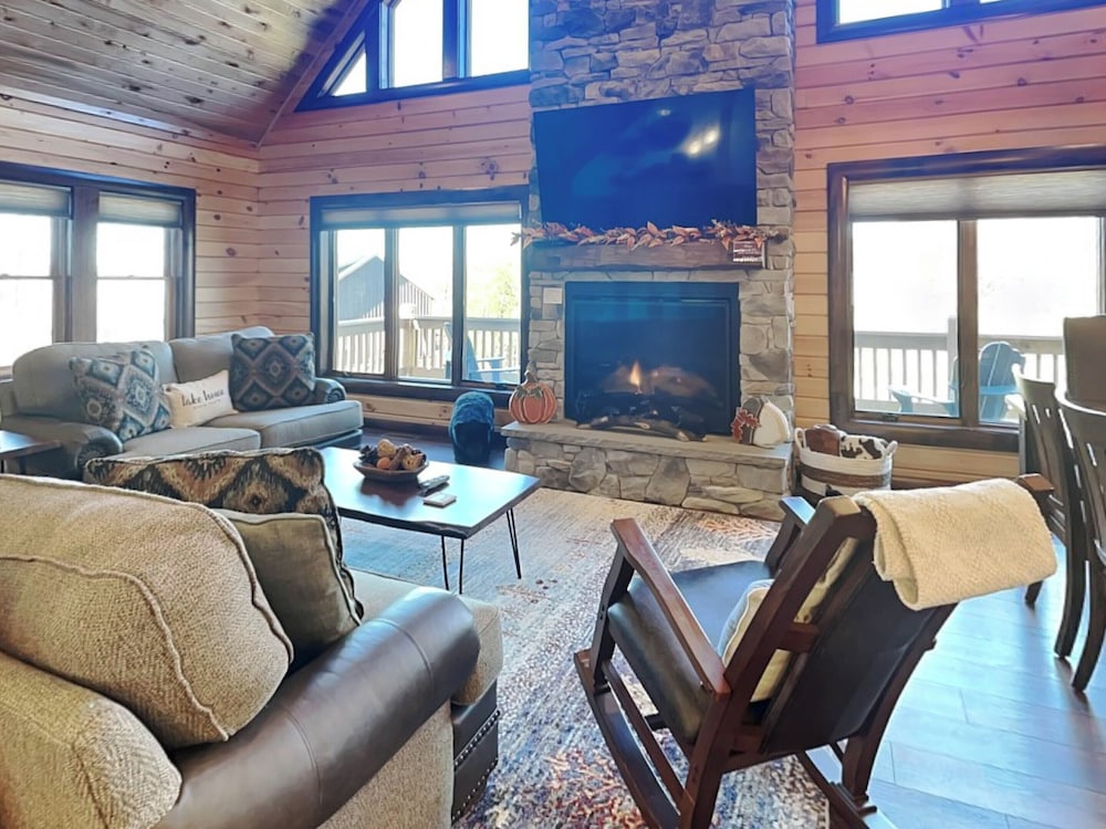 Mama Bear Lodge — 4-Star Luxury Hotel in Mchenry, United States