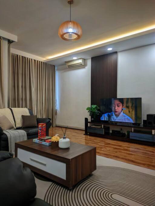 Relax & Chill 4BR Terrace House — 4-Star Luxury Hotel in Batam, Indonesia