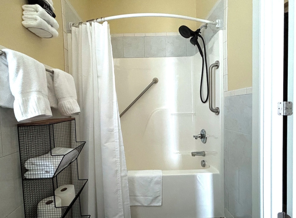 Grand Lux Inn - photo 32