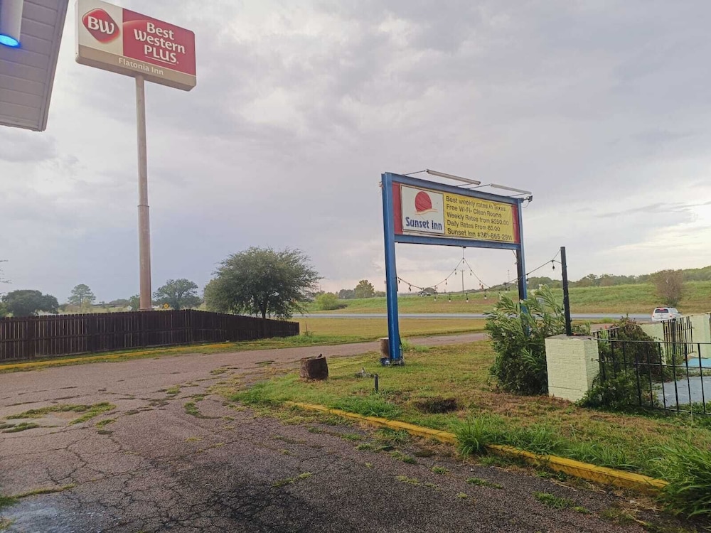 Grumpys Motor Inn Flatonia - photo 36