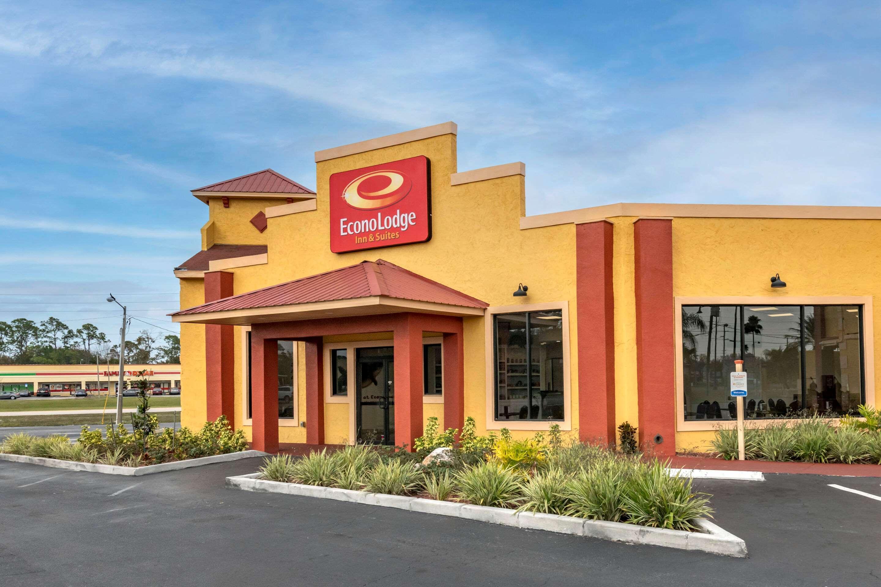 Econo Lodge Inn & Suites Maingate Central - featured photo