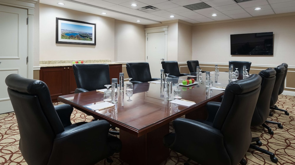 DoubleTree Suites by Hilton Hotel Cincinnati Blue Ash - photo 38