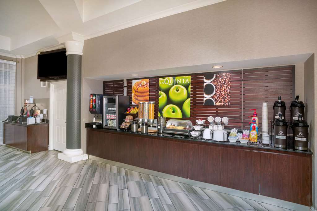 La Quinta Inn & Suites by Wyndham St. Louis Westport - photo 54