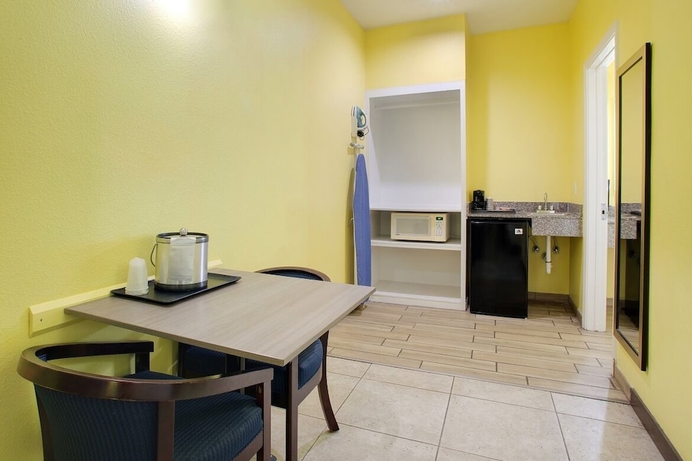 Plantation Suites & Conference Center - photo 10