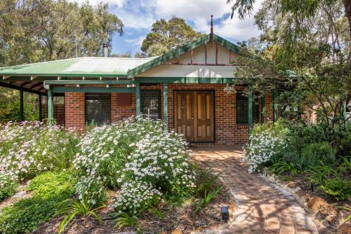 Berties Beach House — 4-Star Luxury Hotel in Dunsborough, Australia