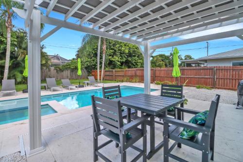 Little Beach House w POOL&SPA 5 minutes to Vanderbilt Beach — 4-Star Luxury Hotel in Naples, United States