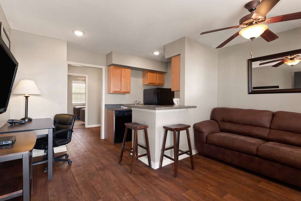 Eagle's Den Suites Cotulla a Travelodge by Wyndham - photo 11