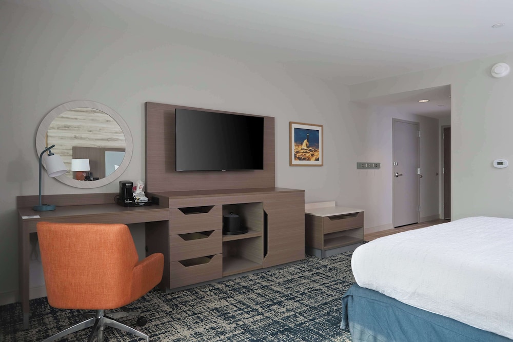 Hampton Inn & Suites Manistee Waterfront - photo 10