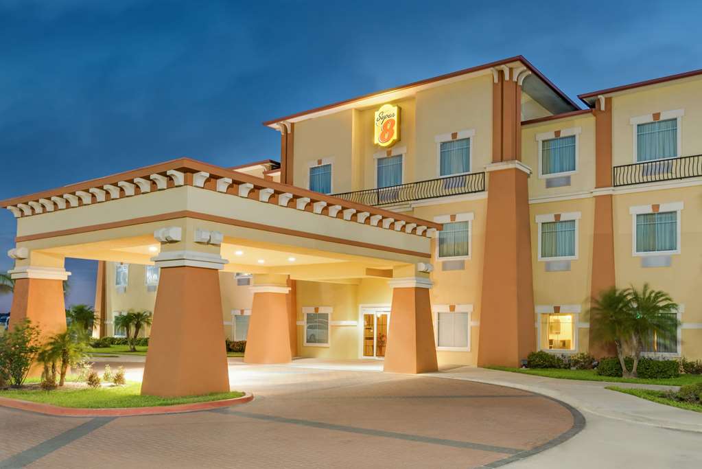 Super 8 by Wyndham Hidalgo McAllen Area - photo 2
