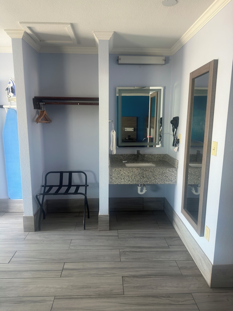 Carrizo Executive Inn - photo 17