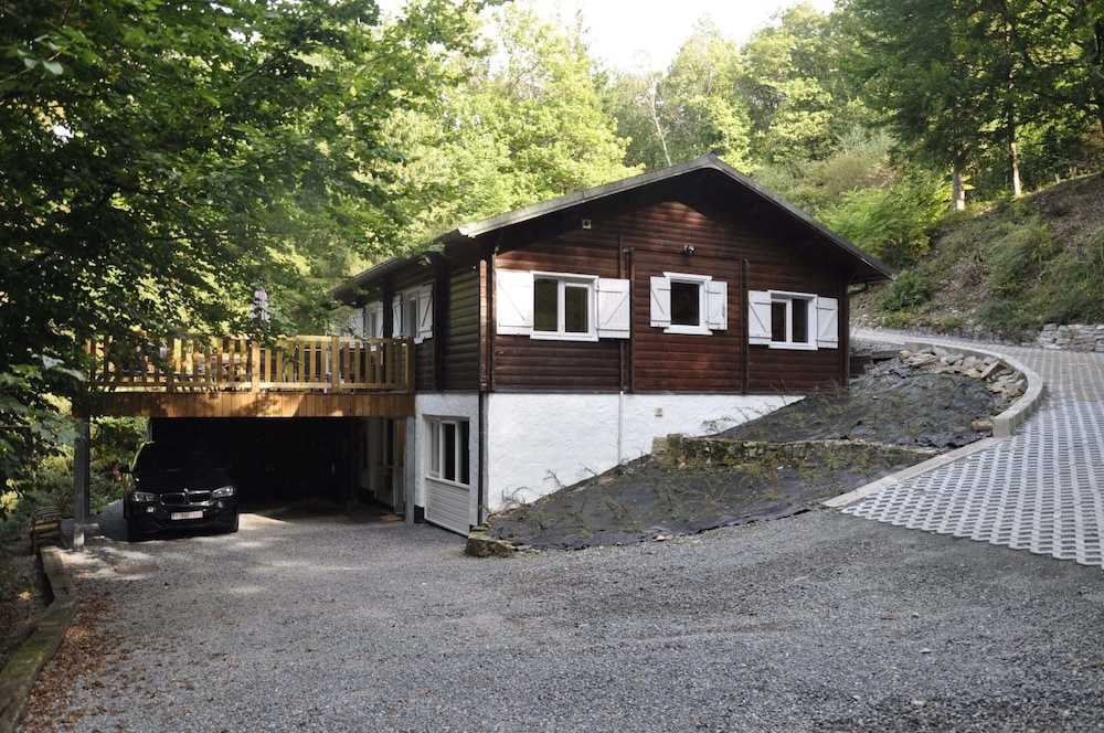 Cosy Chalet in Odeigne with Hot Tub — 4-Star Luxury Hotel in Manhay, Belgium