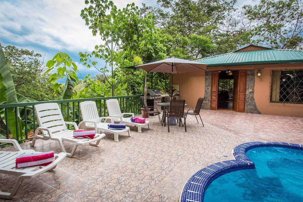 Casa Macaw Jungle Cabin w Private Pool AC — 4-Star Luxury Hotel in Quepos, Costa Rica